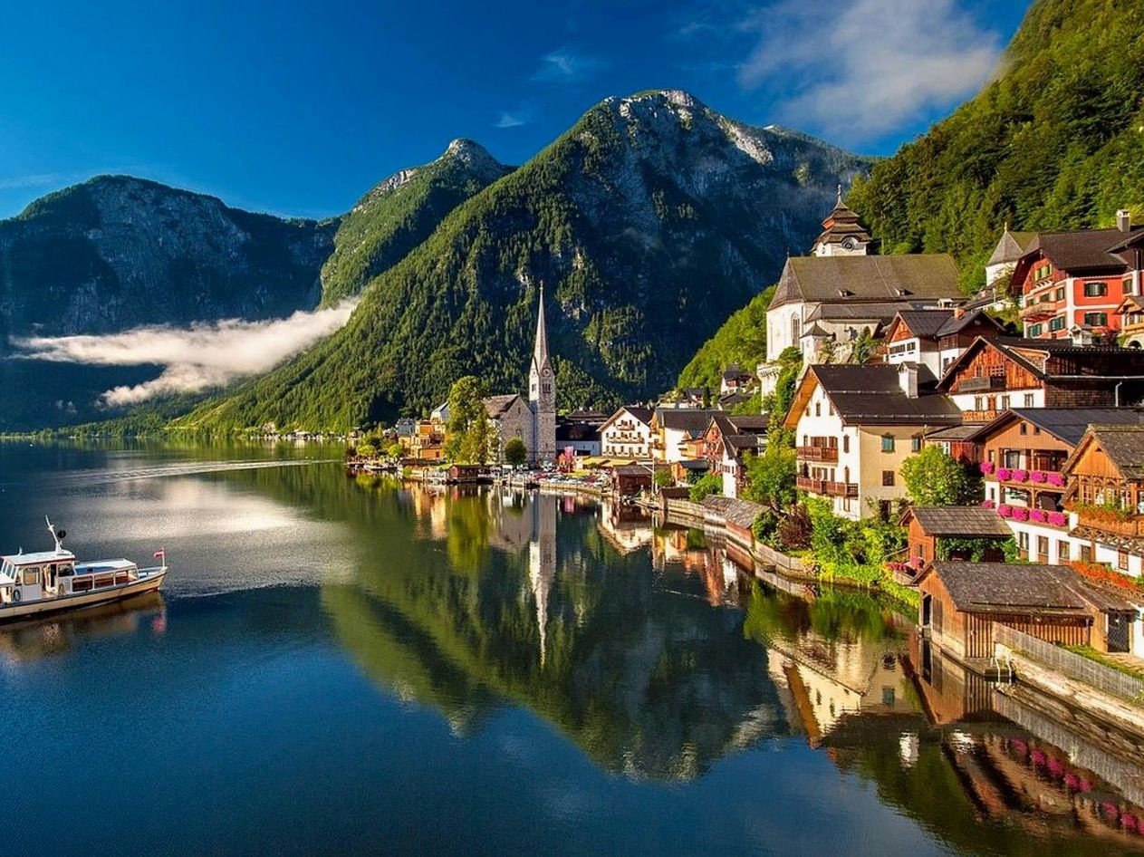 Margem de lago congelado ao amanhecer